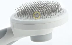 Merkloos Dierenborstel - Haarborstel Huisdieren - Borstel Voor Vacht Huisdier - Borstel Kat - Borstel Hond - Makkelijk Haar Verwijderen Met één Klik - Inclusief Speeltje - Kam Huisdier - Vachtverzorging - Massage -Dieren Product Winkel 1200x751 5