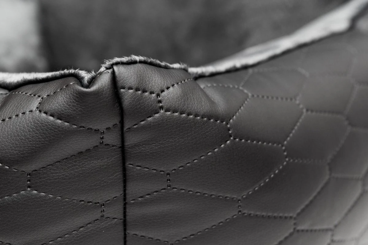 Bella Black - Autostoel Voor Hond - 50x50cm - Wasbaar - Hondenmand Auto - Handgemaakt 4 Bella Black - Autostoel Voor Hond - 50x50cm - Wasbaar - Hondenmand Auto - Handgemaakt - Afbeelding 4