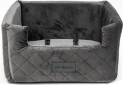 Velvet Silver - Autostoel Voor Hond - 47x42cm - Orthopedisch Kussen - Hondenmand Auto - Wasbaar - Handgemaakt