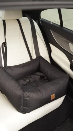 Julian Car Seat Size: S, Color: Black, Material: Codura -Dieren Product Winkel 675x1200 4
